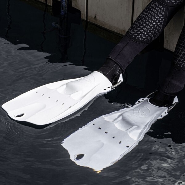 퐁당닷컴,라이트 제트핀 (화이트),테크니컬 (JET) 핀의 장점과 레저용 핀의 결합,텍라인,스쿠버 > 오리발 > 스프링 스트랩형