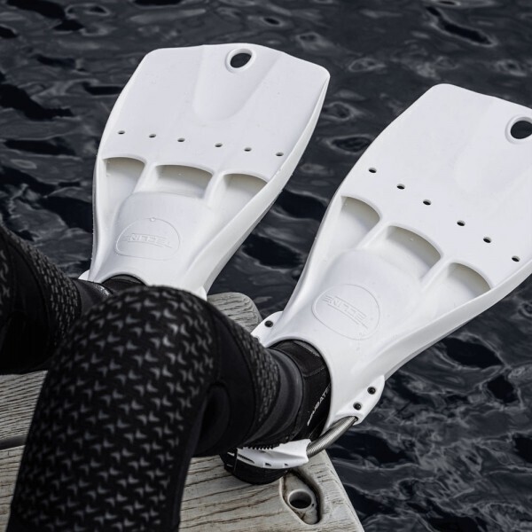 퐁당닷컴,라이트 제트핀 (화이트),테크니컬 (JET) 핀의 장점과 레저용 핀의 결합,텍라인,스쿠버 > 오리발 > 스프링 스트랩형